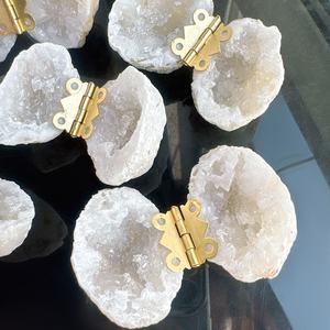 Personalización de fábrica Nueva llegada de alta calidad artesanías de cristal natural ágata blanca caja de anillo de geoda marroquí para la venta - Product Image 3
