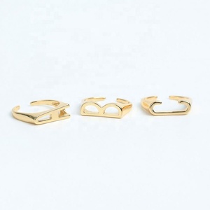 แหวนเปิดตัวอักษรแฟชั่นผู้หญิงขายดี แหวนสแตนเลสชุบทอง 18K ขายส่ง - Product Image 1