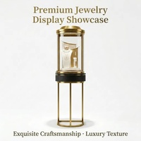 Vitrine à bijoux ronde en acier inoxydable brossé or de luxe avec verre incurvé sans joint à 45 degrés pour boutique de marque haut de gamme