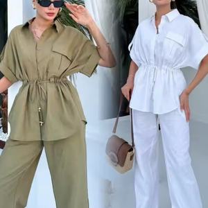 Ensemble deux pièces sur mesure en lin pour femme : chemise d'été à col rabattu et pantalon taille haute - Product Image 2