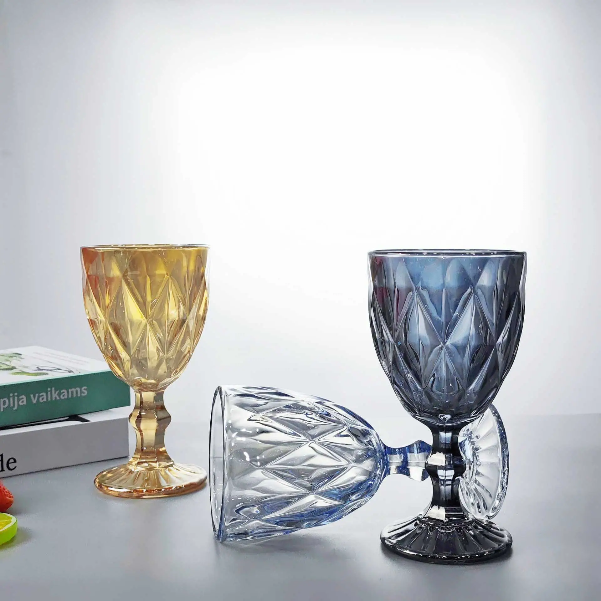 Precio bajo, fabricante al por mayor, cristalería en relieve Vintage europea, copa de vino de colores galvanizada, Copas de agua