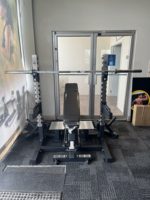 Équipement de force pour la musculation et le powerlifting : Système de banc Pro Rack pour l'entraînement des pectoraux, des épaules et des triceps