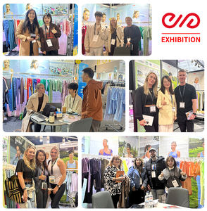 Sweat-shirt à capuche oversize pour femme en molleton 450 g/m² en mélange de coton avec intérieur brossé et poignets côtelés, style streetwear décontracté et tenue de sport - Product Image 4