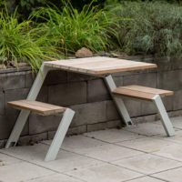 Ensemble table et chaises intégrées en acier inoxydable tout-en-un, table de bar, tabourets de bar avec WPC pour utilisation en extérieur dans les parcs et cours.
