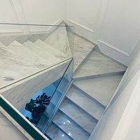 Escalier en spirale en marbre Bianco Sivec sur mesure à prix réduit avec garde-corps en verre pour projet d'appartement