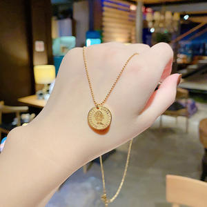 Pendentif pièce commémorative <span class=keywords><strong>Elizabeth</strong></span> <span class=keywords><strong>II</strong></span> Collier à breloques commémoratives en or pour la fête des mères Bijoux de collection - Product Image 6