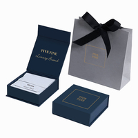 Boîte à bijoux rigide magnétique de luxe personnalisée en carton brun foncé, faite à la main, en carton rigide recyclable, emballage de collier avec gaufrage