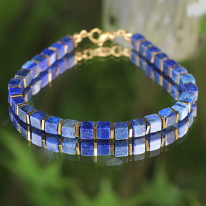 Meistverkauftes Exportprodukt: Natürliches Lapislazuli-Perlenarmband in Quadratform mit Goldton-Eisenstein-Anhänger und Edelstahl-Verschluss - Product Image 1