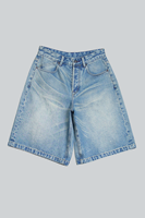 Shorts en jean vintage effet délavé, avec sangle de taille arrière réglable à boucle, coupe ample et jambe large pour femme, idéal pour un look décontracté ou urbain.