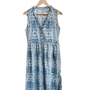 Elegante vestido sin mangas que muestra una hermosa tela estampada en azul y blanco con intrincados motivos geométricos y florales. - Product Image 1