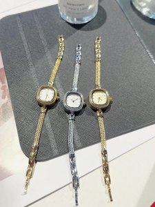 Reloj cuadrado dorado para mujer, pulsera texturizada, marcadores de cristal, elegante reloj de pulsera de cuarzo - Product Image 1