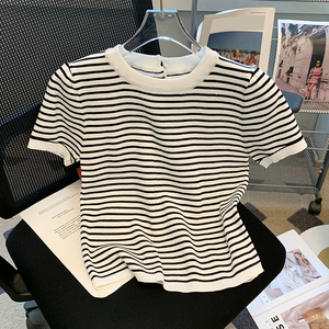 T-<span class=keywords><strong>shirt</strong></span> en tricot <span class=keywords><strong>rayé</strong></span> <span class=keywords><strong>noir</strong></span> <span class=keywords><strong>et</strong></span> <span class=keywords><strong>blanc</strong></span> classique pour <span class=keywords><strong>femme</strong></span>, coupe ajustée, col rond, manches courtes, haut décontracté, élégant, chic, polyvalent, chemisier d'été - Product Image 6