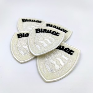 Vente en gros de patchs thermocollants pour vêtements, avec logo 3D, lettres grandes et brodées - Product Image 2