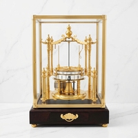 Grande horloge de table mécanique rétro en laiton massif doré 24 carats avec remontoir à torsion, motif boule volante amusante et base à tiroir