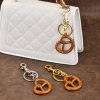 Frais cuit au four bretzel pain breloque porte-clés mignon Simulation Cookie Toast boulangerie alimentaire sac à main pendentif porte-clés porte-clés accessoires