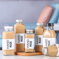 Vente en gros Cmugr1 litre bouteille en verre 12oz 14oz 16oz bouteille de jus boisson carré clair bouchon à vis bouteilles en plastique pour jus BAIDE