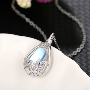 Collana con ciondolo a forma di farfalla e fiore per donna, con pietra di luna colorata, catena cava per clavicola, gioielli dolci e alla moda. - Product Image 4