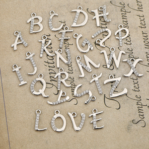 Colgante de letra cursiva con pavé |   Colgante de Letra Inicial del Alfabeto en Acero Inoxidable Chapado en Oro PVD de 18K para la Creación de Joyas |   Resistente al Agua y Duradero - Product Image 5