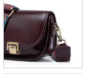 Mini sacs bandoulière en cuir, essentiels pour les soirées, taille compacte, accents métalliques, couleurs vibrantes, prêts pour les fêtes, design tendance. - Product Image 6