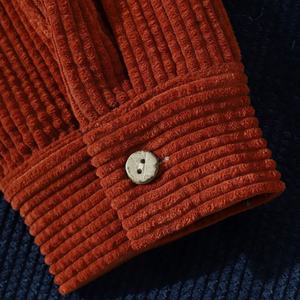 Chemise pour homme en velours côtelé épais avec poche et broderie de logo OEM à manches longues avec capuche - Product Image 5