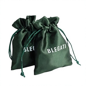 Sac à cordon en satin Blegati pour extensions de cheveux, couleur verte, logo personnalisé imprimé, emballage cadeau - Product Image 1