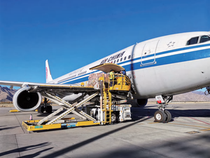 Camion de chargement/déchargement automatique de bagages d'aéroport à propulsion diesel avec tracteur de remorquage et convoyeur à rampe - Product Image 6