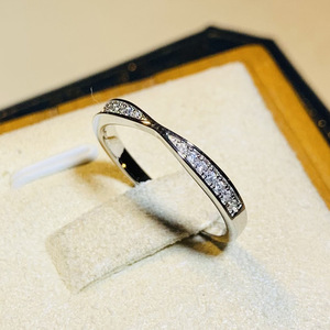 Anello di Fidanzamento Minimalista con Micro Pavé per Donne, Elegante Gioiello da Dito alla Moda - Product Image 4