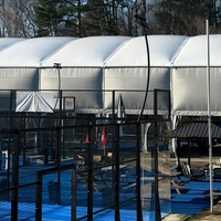 Terrain de padel avec toit en dôme gonflable 20x10m, auvent motorisé électrique, température contrôlée, intérieur/extérieur toutes saisons