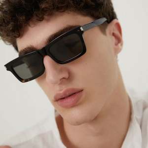 Gafas de Sol Cuadradas Pequeñas Negras con Remaches Vintage 2025 y Logotipo Personalizado, Protección UV400 para Hombre y Mujer - Product Image 2