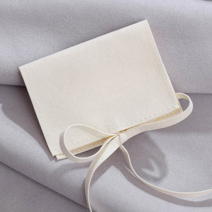 Pochette à bijoux de luxe en microfibre légère de style enveloppe beige avec logo personnalisé, taille personnalisable pour collier, boucles d'oreilles, bague - Product Image 4