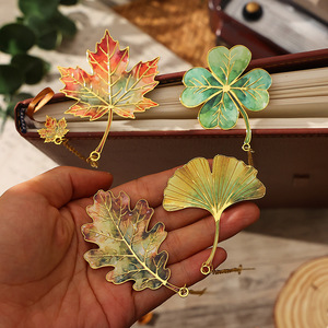 LABON Marque-page élégant en métal en forme de feuille, de luxe, ajouré, avec pendentif pompon, papeterie esthétique naturelle pour lecteurs - Product Image 3
