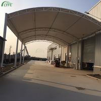 Structure personnalisée de membrane tendue en PTFE Lyfe Premium pour espace extérieur de complexe hôtelier de luxe
