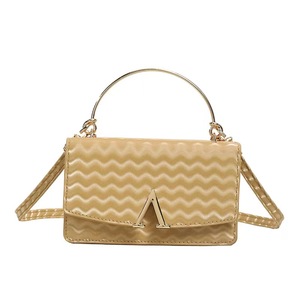 Sac à main tendance en PU haut de gamme pour <span class=keywords><strong>femme</strong></span> avec motif vague triangulaire inversé, sac à bandoulière décontracté et élégant pour le quotidien - Product Image 5