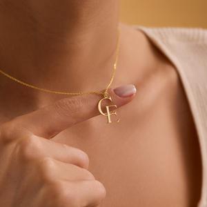 Collana Personalizzata con Doppia Lettera Intrecciata, Ciondolo Monogramma Placcato Oro, Gioiello Regalo per Donne, Vendita all'Ingrosso - Product Image 5