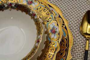3-delig koninklijk gouden decoratie servies in blauwe kleur met dinerbord, saladebord en soepkom voor hotel en thuisgebruik - Product Image 4