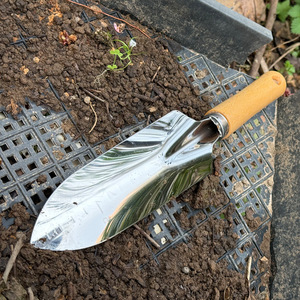 PINSHUN PS270 Ensemble d'outils de jardinage en acier inoxydable avec manche en bois : pelle, râteau à trois dents, désherbeur, ameublisseur de sol, outil de désherbage de plage - Product Image 5
