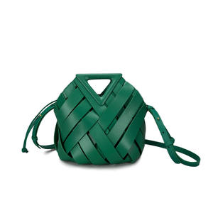 Bolso de Hombro Diagonal de Lujo para Mujer, Nuevo Diseño de Cesta de Verduras, Hebilla Magnética Triangular, Cuero Tejido Impermeable - Product Image 4