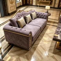 Luxuriöses L-förmiges Modulares Sofa-Set in Lila Samt mit Edelstahlbeinen und Goldverzierung, Schwammgepolsterter Couchtisch für das Wohnzimmer