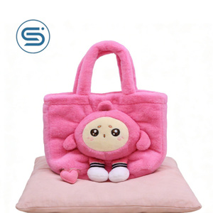 Sacs à dos en peluche aux motifs de fêtes saisonnières comme des flocons de neige ou des citrouilles, ce qui en fait un choix de cadeau festif et thématique pour les enfants - Product Image 4
