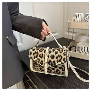 Nuevo bolso de piel sintética con estampado de leopardo, moderno y elegante, con correa de cuero y bolso de hombro con solapa. - Product Image 3