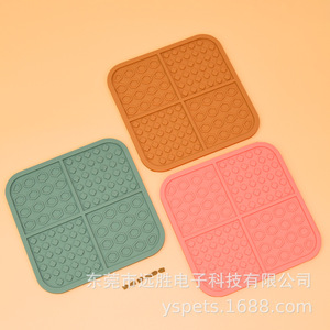 Tapis d'alimentation lente pour animaux de compagnie, carré, en silicone, hexagonal, à quatre compartiments, pour l'alimentation des chats et des chiens - Product Image 1