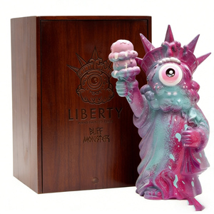 Statua della Libertà in Stile Pop Art - Scultura Decorativa in PVC Dipinta a Mano da Collezione - Product Image 5