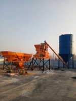 Hongxing HZS35 PLC Kontrollü Beton Karıştırma Üretim Hattı Motoru 35m3/saat Kapasiteli Atık Silahı (Skip Hopper) Opsiyonel 2 Bölmeli/3 Bölmeli Agrega Haznesi