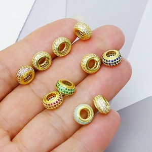Breloques cylindriques multicolores en laiton et alliage de cuivre plaqué or 18 carats avec zircon et grand trou pour collier et bracelet style punk - Product Image 3
