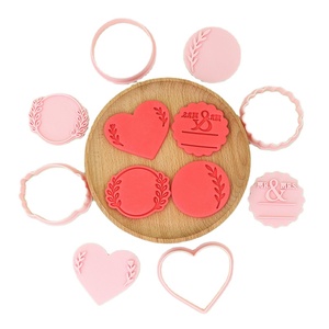 Cortadores de Galletas de Plástico con Forma de Corazón, Letras de <span class=keywords><strong>Amor</strong></span> en 3D, Diseño de Dibujos Animados, para Arcilla, Anime, Impresión Realista, Serie <span class=keywords><strong>Matrimonio</strong></span> - Product Image 1