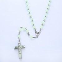 Collier de chapelet Saint Benoît personnalisé de 8mm brillant dans le noir Chaînes de perles lumineuses catholiques avec style mignon