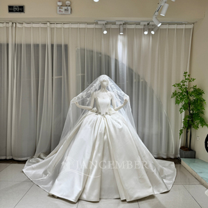 ชุดแต่งงานผ้าซาตินสีงาช้าง ดีไซน์ทันสมัย หรูหรา แบบไร้สายรัดไหล่ ประดับคริสตัล พร้อมเข็มขัด กระโปรงทรงบอลกาวน์ ชายกระโปรงยาวแบบชาเปล ผ้าคลุมลูกไม้ เหมาะสำหรับพิธีแต่งงานในโบสถ์ - Product Image 4