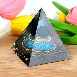 Pyramide en résine d'obsidienne noire en gros, pyramide d'orgonite en résine faite à la main pour la guérison des chakras, énergie pour le Feng Shui - Product Image 1
