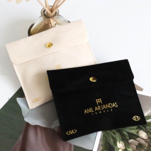 Bolsa de Embalaje Personalizada con Logotipo en Lámina Dorada, Cierre de Sobre de Terciopelo Negro y Beige para Joyería, Pulseras y Accesorios - Product Image 2