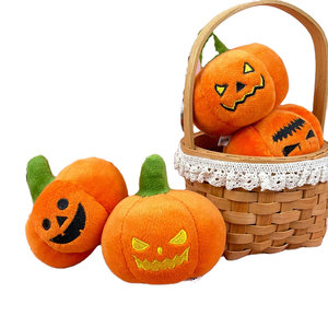 Al por mayor: Peluche de calabaza de Halloween adorable, súper suave y reconfortante, con bolsa de dibujos animados, llavero de pareja para coche y colgante de muñeco para máquina de garras - Product Image 1
